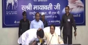 BSP Mayawati भतीजे के सर पर हाथ रख कर बसपा सुप्रीमो ने दिया आशीर्वाद 